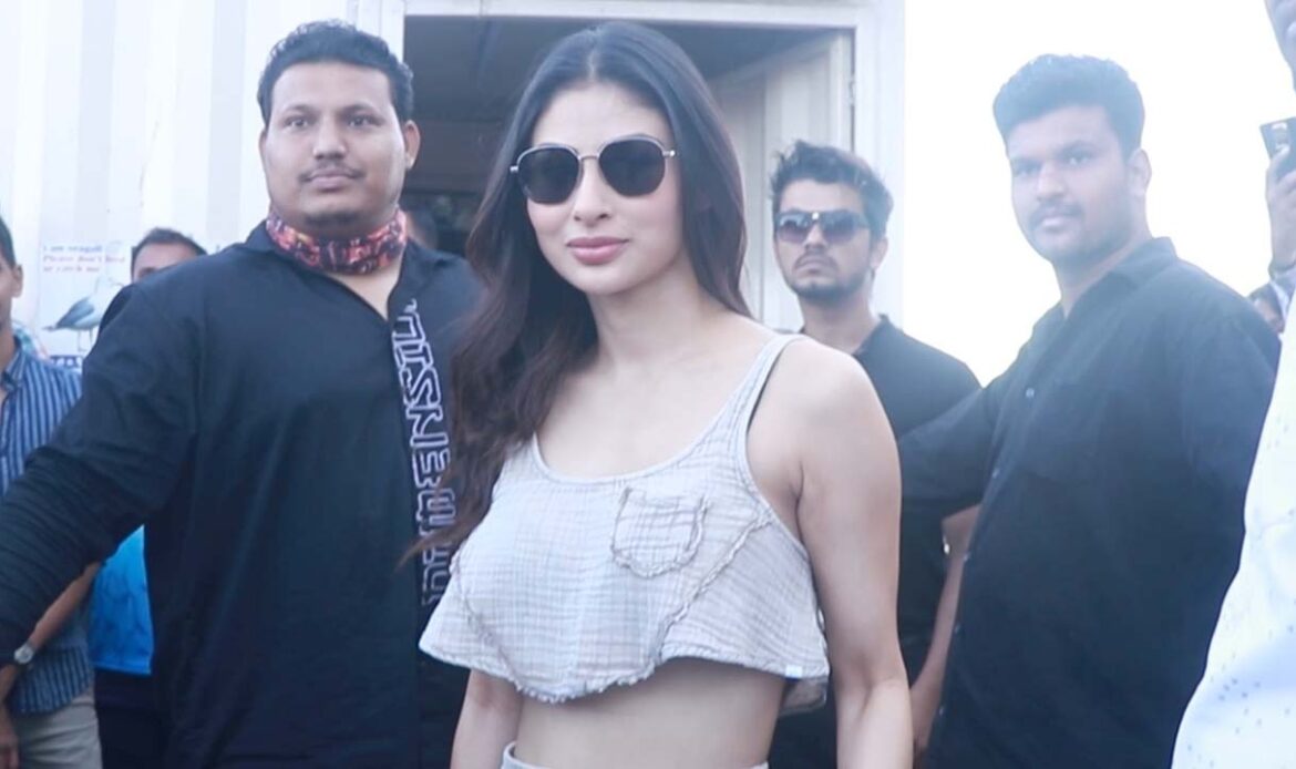Mouni Roy enjoying sunday and making fun at Gateway of India | Shudh Manoranjan