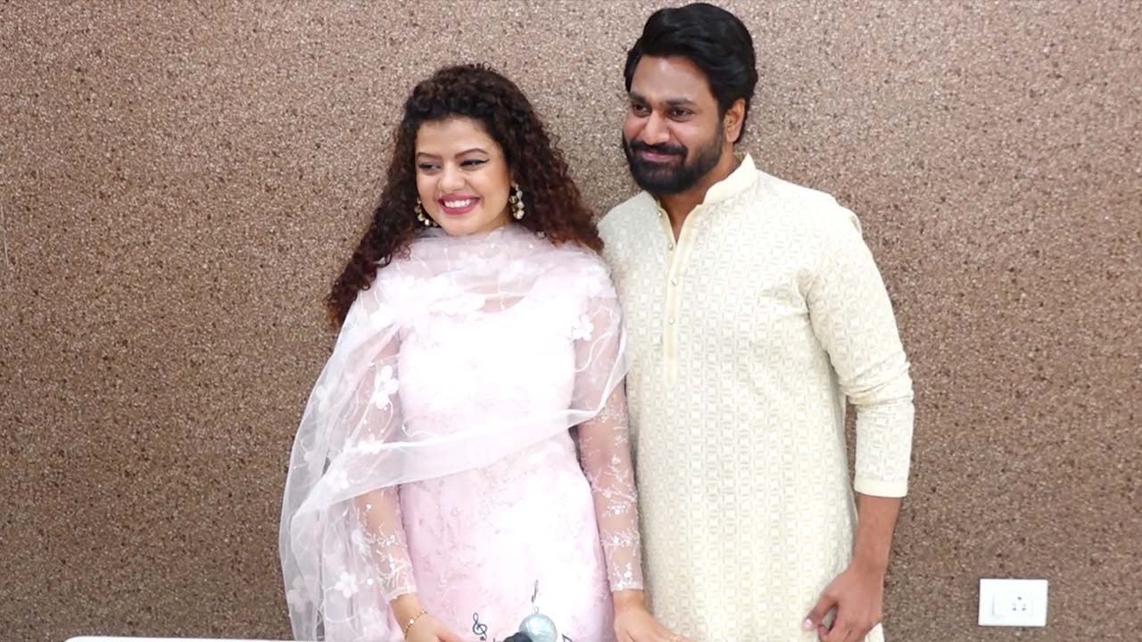 Palak Muchhal cutting cake to celebrating her birthday with husband Mithoon and Media | Shudh Manoranjan