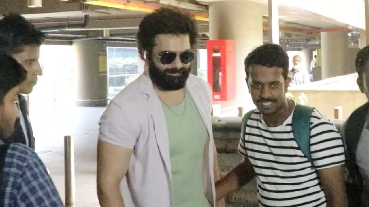 Ram Pothineni के लिए Mumbai Airport पर Fans का क्रेज, South Actor के अंदाज ने जीता सभी का दिल | Shudh Manoranjan