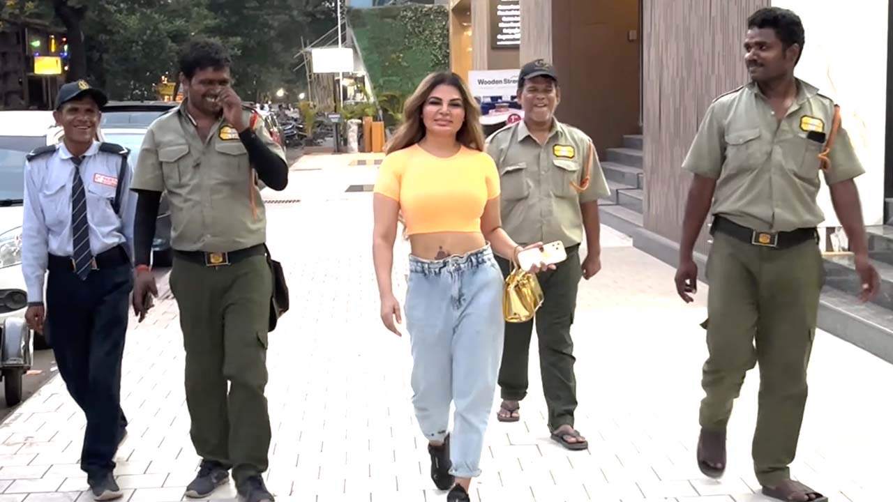 Rakhi Sawant का GYM के बाहर नया कारनामा, Security Guards के साथ किया Ramp Walk | Shudh Manoranjan