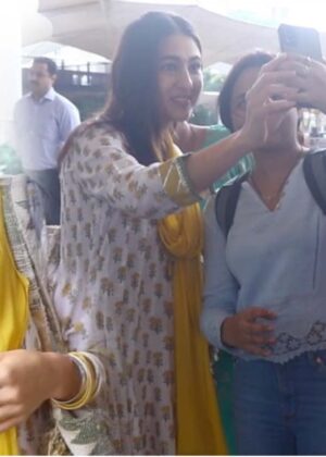 Sara Ali Khan का खूबसूरत लुक और FANS के साथ बेहतरीन अंदाज ने जीता दिल, Mumbai Airport पर आईं नजर | Shudh Manoranjan