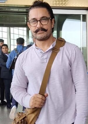 Aamir Khan spotted at Mumbai Airport | Shudh Manoranjan
